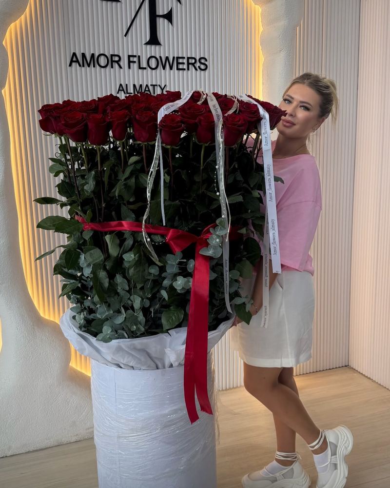 Премиальный тубус роз «Royal Roses №6»