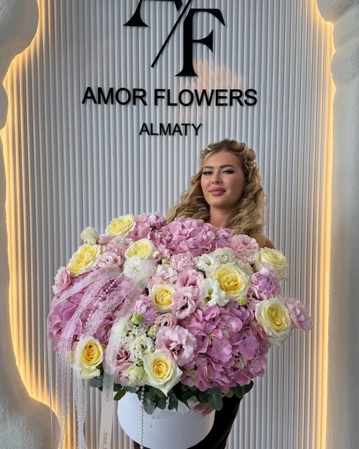 Цветочная шляпная коробка «Amor Elegance №4»