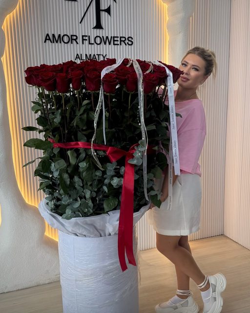 Премиальный тубус роз «Royal Roses №6»